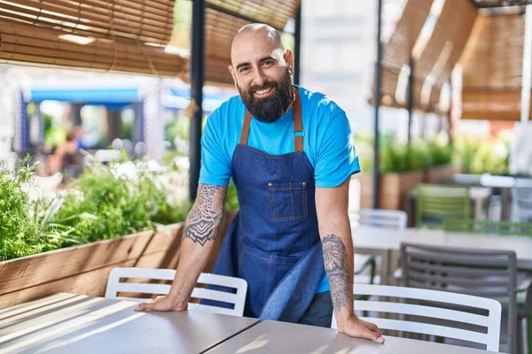 Young Bald Man Waiter Smiling Confident Standing Coffee Shop Terrace — Stock Photo, Image
