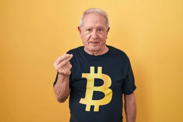 Senior Man Med Grått Hår Bär Bitcoin Skjorta Gör Italiensk — Stockfoto