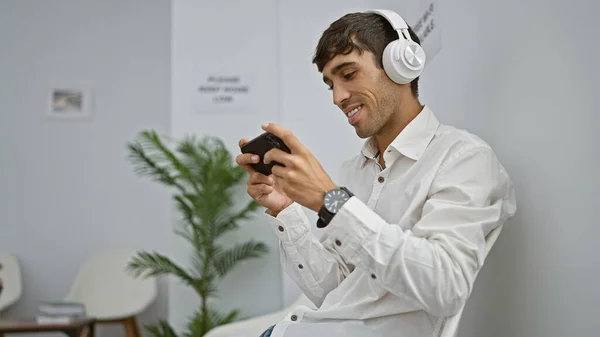 Genç Spanyol Adam Bekleme Odasında Oturmuş Video Oyunu Oynuyor — Stok fotoğraf