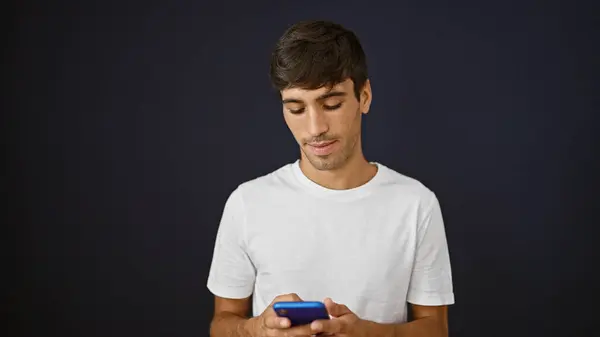 Havalı Genç Spanyol Bir Adam Internetten Ciddi Bir Mesaj Yollamaya — Stok fotoğraf