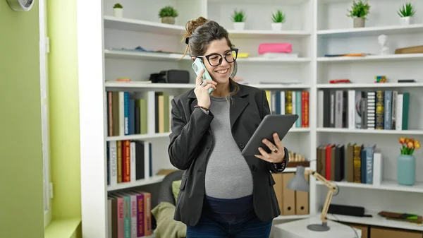 Young Pregnant Woman Teacher Using Touchpad Talking Smartphone Library University — Stock Photo, Image