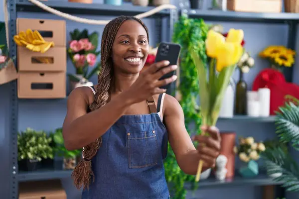 Αφρικανική Αμερικανίδα Ανθοπώλης Κάνει Φωτογραφία Λουλούδι Από Smartphone Στο Ανθοπωλείο — Φωτογραφία Αρχείου