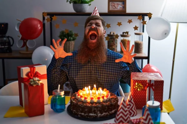 초콜릿 케이크 미친과 소리와 공격적인 표현과 지르고 생일을 코카서스 좌절감 — 스톡 사진