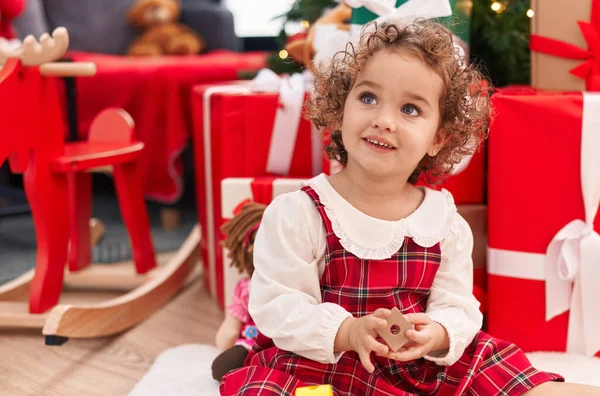 Entzückendes Hispanisches Kleinkind Sitzt Bei Weihnachtsgeschenken Hause Auf Dem Boden — Stockfoto