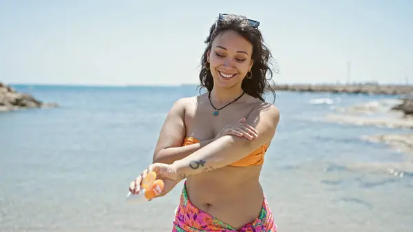 Νεαρή Όμορφη Ισπανίδα Τουρίστρια Που Φοράει Μπικίνι Απλώνοντας Αντηλιακό Στην — Φωτογραφία Αρχείου
