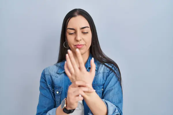 Hispanic Woman Standing Blue Background Suffering Pain Hands Fingers Arthritis —  Fotos de Stock