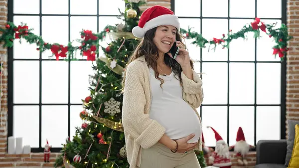 Mladá Těhotná Žena Slaví Vánoce Mluvení Smartphone Doma — Stock fotografie