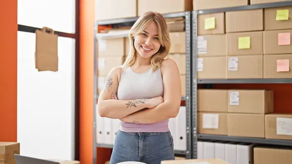 Sarışın Genç Bir Kadın Kadını Kollarını Kavuşturup Ofiste Gülümsüyor — Stok fotoğraf