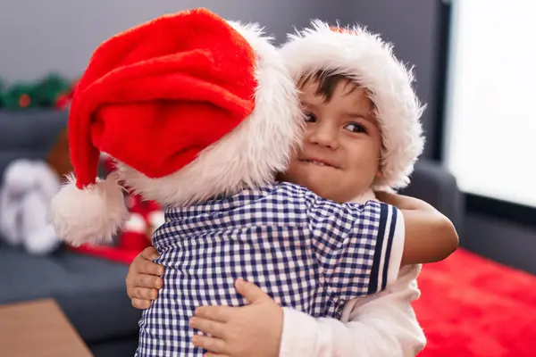 Αξιολάτρευτα Αγόρια Αγκαλιάζονται Γιορτάζοντας Χριστούγεννα Στο Σπίτι — Φωτογραφία Αρχείου