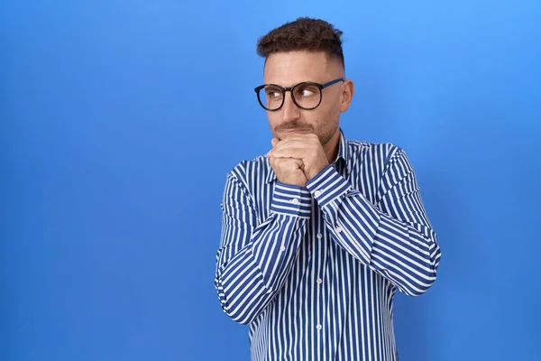 Hombre Hispano Con Barba Usando Gafas Riendo Nervioso Emocionado Con —  Fotos de Stock