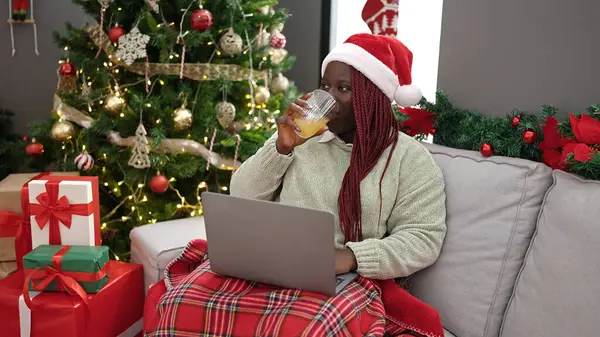 Afričanky Žena Copánky Pomocí Notebooku Sedí Vánočního Stromku Doma — Stock fotografie
