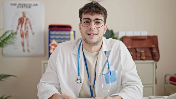 Joven Médico Hispano Sonriendo Confiado Clínica — Foto de Stock