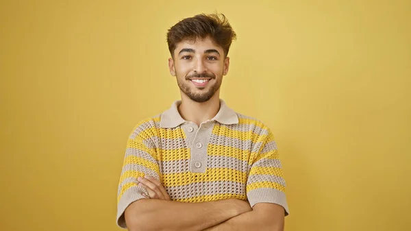 Genç Gülümseyen Bir Yetişkin Arap Bir Adamın Neşesi Özgüveni Sarı — Stok fotoğraf