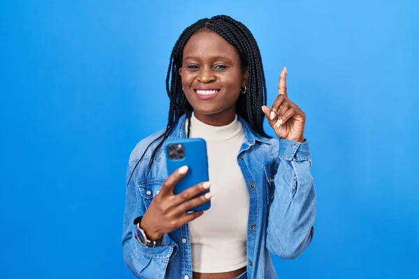 Afričanka Copánky Pomocí Smartphonu Psaní Zprávy Překvapen Nápadem Nebo Otázkou — Stock fotografie