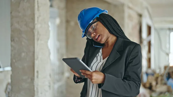 Afrikansk Amerikansk Kvinde Arkitekt Ved Hjælp Touchpad Taler Smartphone Byggepladsen - Stock-foto