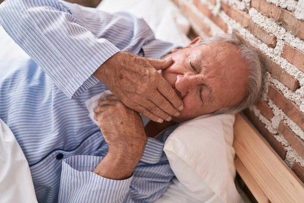 Orta Yaşlı Kır Saçlı Bir Adam Yatakta Uzanıyor Sokakta Öksürüyor — Stok fotoğraf