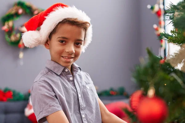 Adorable Garçon Hispanique Souriant Décoration Confiante Arbre Noël Maison — Photo