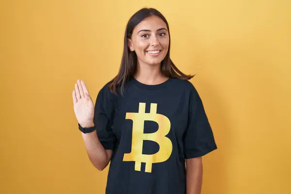 Mujer Hispana Joven Con Camiseta Bitcoin Renuncia Decir Hola Feliz — Foto de Stock