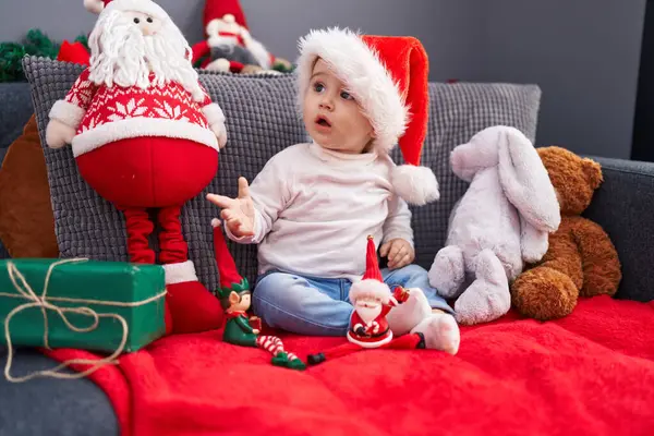 Adorável Bebê Caucasiano Sentado Sofá Com Decoração Natal Casa — Fotografia de Stock