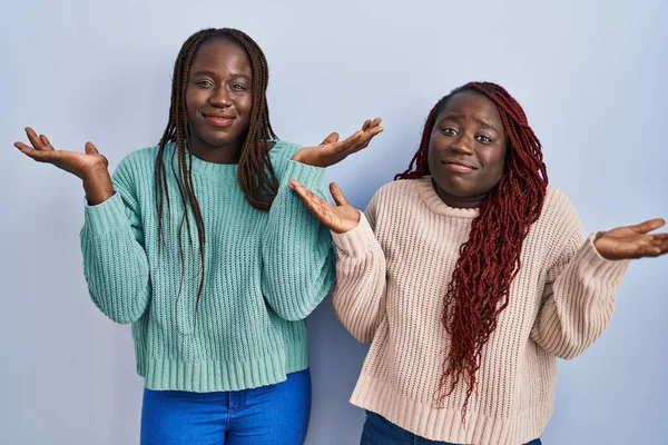 Deux Femmes Africaines Debout Sur Fond Bleu Expression Désemparée Confuse — Photo