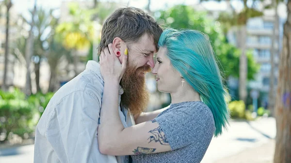 Man Woman Couple Smiling Confident Hugging Each Other Park — Stock fotografie