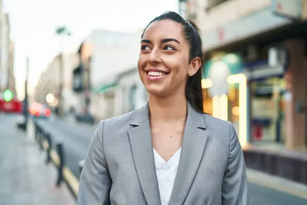Young Beautiful Hispanic Woman Executive Smiling Confident Looking Side Street — Stock Photo, Image
