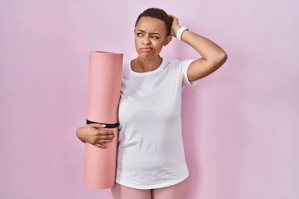Güzel Afro Amerikalı Kadın Yoga Minderi Tutuyor Merak Ediyor Şüpheyle — Stok fotoğraf