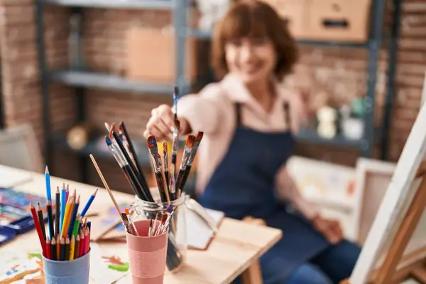 Střední Věk Žena Umělec Usmívá Sebevědomě Drží Paintbrushe Uměleckém Studiu — Stock fotografie