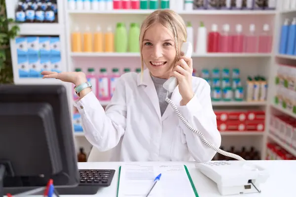 Giovane Donna Caucasica Che Lavora Farmacia Farmacia Parlando Telefono Sorridente — Foto Stock