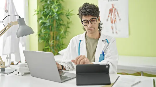Jovem Hispânico Homem Médico Usando Laptop Touchpad Trabalhando Clínica — Fotografia de Stock