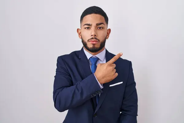 Jeune Homme Hispanique Portant Costume Affaires Cravate Pointant Avec Doigt — Photo