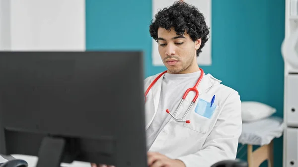 若いラテン語の男の医者を使用してコンピュータクリニックで働く — ストック写真