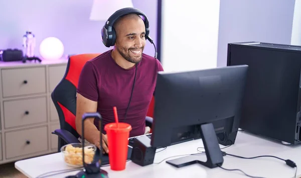 Oyun Odasında Bilgisayar Kullanarak Video Oyunu Oynayan Genç Latin Adam — Stok fotoğraf