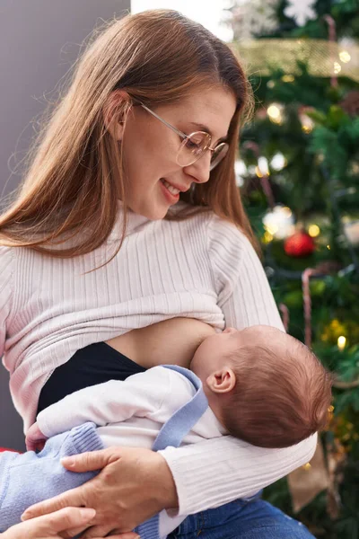 Mãe Filho Amamentando Bebê Junto Árvore Natal Casa — Fotografia de Stock