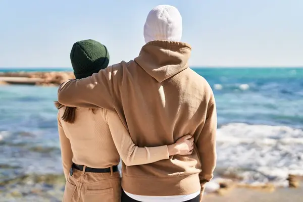 Mand Kadın Çift Deniz Kenarında Birbirlerine Sarılıyorlar — Stok fotoğraf