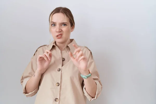 Kafkasyalı Genç Bir Kadın Sıradan Bir Tişört Giyiyor Tiksinmiş Korkmuş — Stok fotoğraf