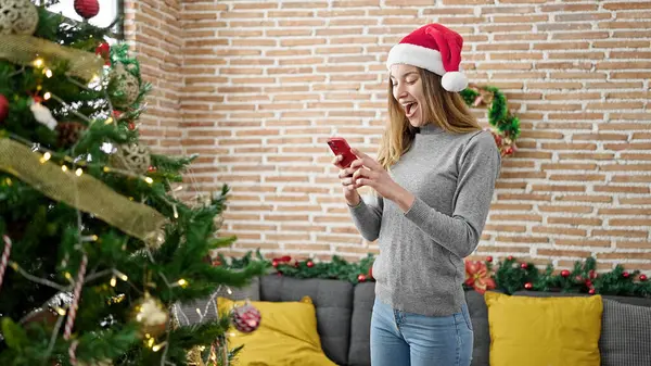 Jeune Femme Caucasienne Utilisant Smartphone Célébrant Noël Maison — Photo