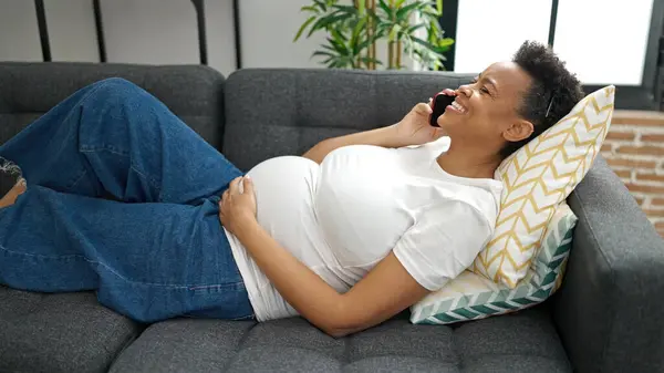 Junge Schwangere Frau Spricht Auf Smartphone Hause Auf Sofa Liegend — Stockfoto