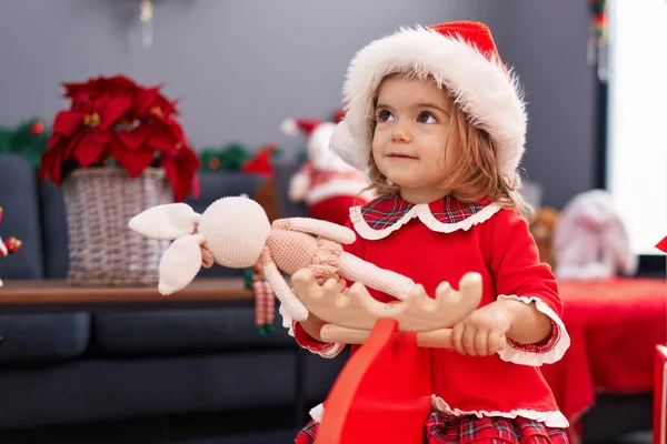 Schattige Blonde Peuter Spelen Met Rendier Schommelen Door Kerstboom Thuis — Stockfoto
