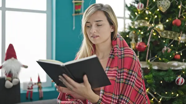 Νεαρή Ξανθιά Γυναίκα Γιορτάζει Χριστούγεννα Βιβλίο Ανάγνωσης Στο Σπίτι — Φωτογραφία Αρχείου