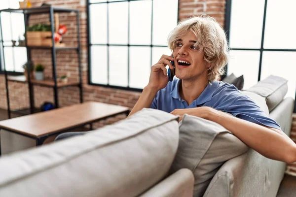 Mladý Blondýnka Muž Mluví Smartphone Sedí Pohovce Doma — Stock fotografie