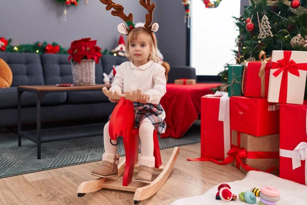 사랑스러운 금발의 집에서 크리스마스 트리에 순록과 — 스톡 사진