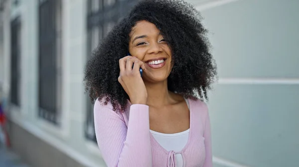 Afrikansk Amerikansk Kvinna Ler Säker Talar Smartphone Gatan — Stockfoto