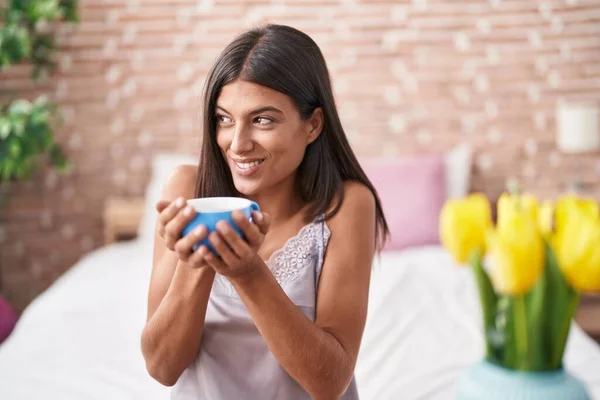 Genç Güzel Spanyol Bir Kadın Yatak Odasında Bir Fincan Kahve — Stok fotoğraf