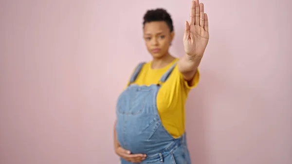 Mladá Těhotná Žena Dělá Stop Gesto Rukou Přes Izolované Růžové — Stock fotografie