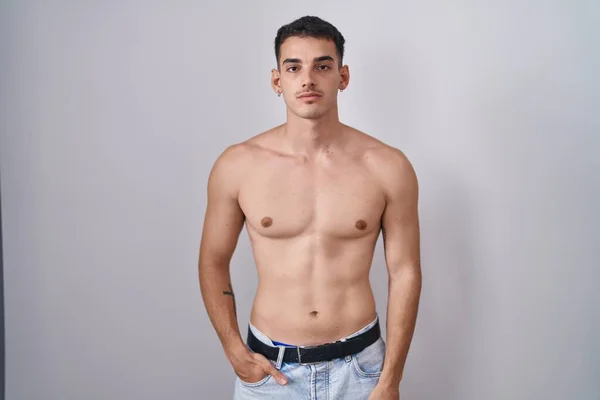 Een Knappe Spaanse Man Die Ontspannen Shirt Staat Met Een — Stockfoto