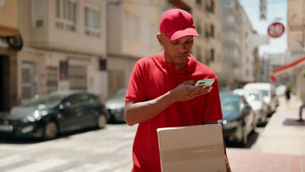 Young Latin Man Delivery Worker Scanning Package Using Smartphone Street — Stock Photo, Image