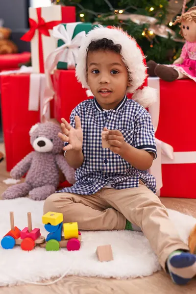 Menino Afro Americano Brincando Com Brinquedo Sentado Chão Por Presentes — Fotografia de Stock