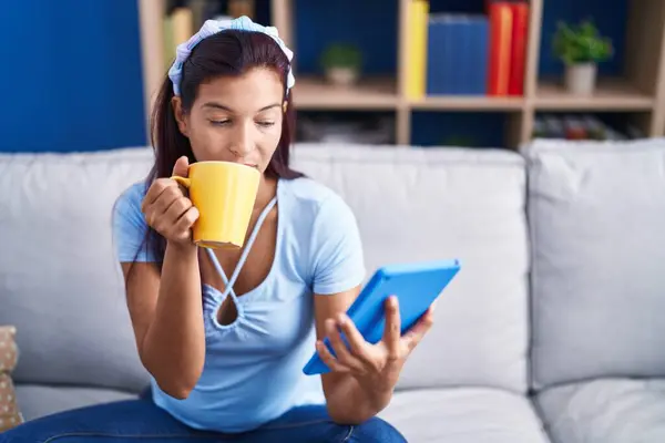 Joven Mujer Hispana Hermosa Usando Touchpad Beber Café Sentado Sofá —  Fotos de Stock