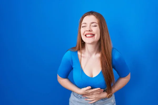 Ruiva Mulher Sobre Fundo Azul Sorrindo Rindo Duro Voz Alta — Fotografia de Stock